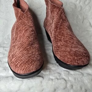 bernie mev. Slip-On Knit Ankle Boot in Rust